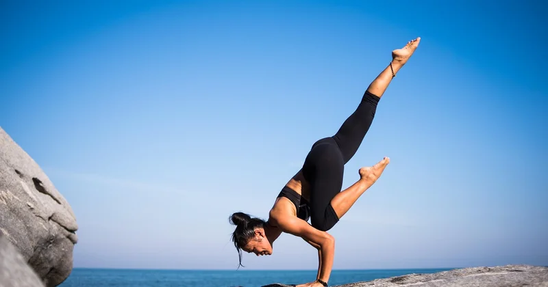 Wie läuft eine Iyengar-Yoga-Stunde ab? – Struktur, Dauer und der stille Schluss
