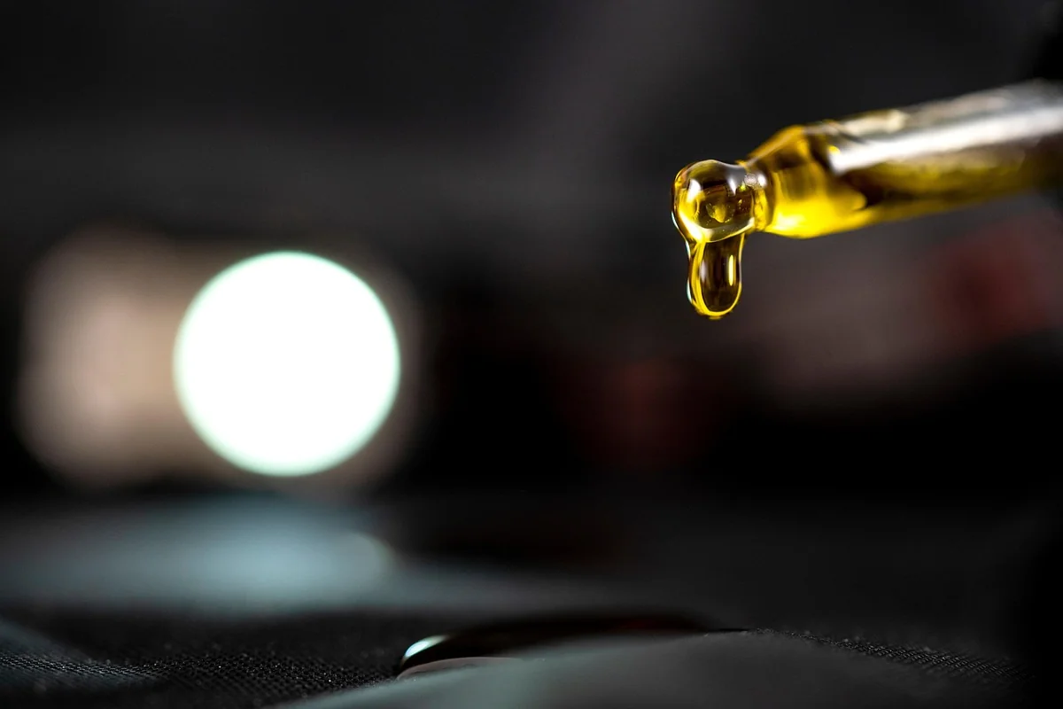 Cannabisöl Wirkung und Anwendung: Tropfen, Spray, Kapsel – oder einreiben?